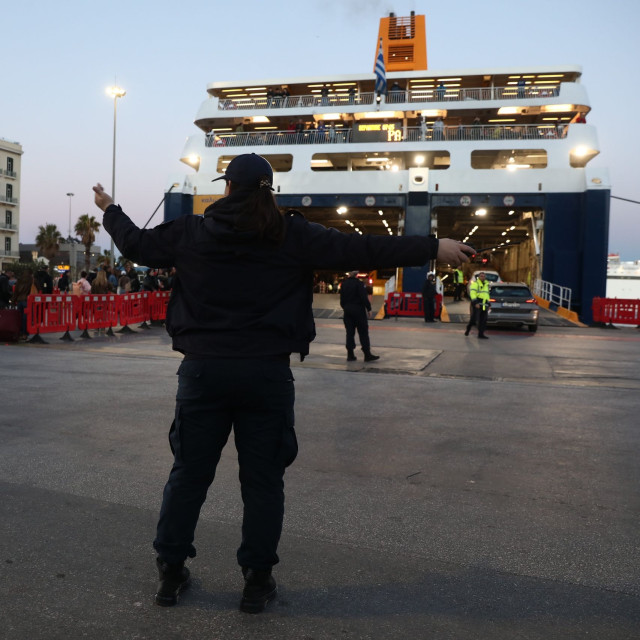 Λιμάνι Πειραιά: Έπιασαν 25χρονο με πυροτεχνήματα, φωτοβολίδες και καπνογόνο μέσα σε πλοίο