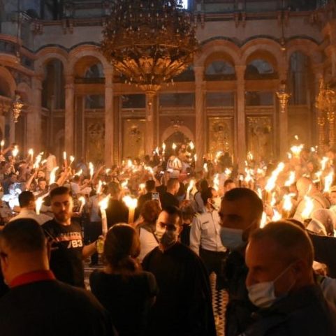 Πατριάρχης Ιεροσολύμων στους πιστούς για το Άγιο Φως: Συγκεντρωμένοι γύρω από τον Ζωοδόχο Τάφο