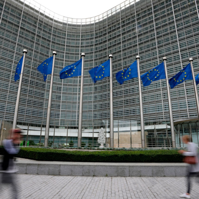 E.E: Εξετάζει το ενδεχόμενο φορολόγησης των υπερκερδών στον ενεργειακό τομέα