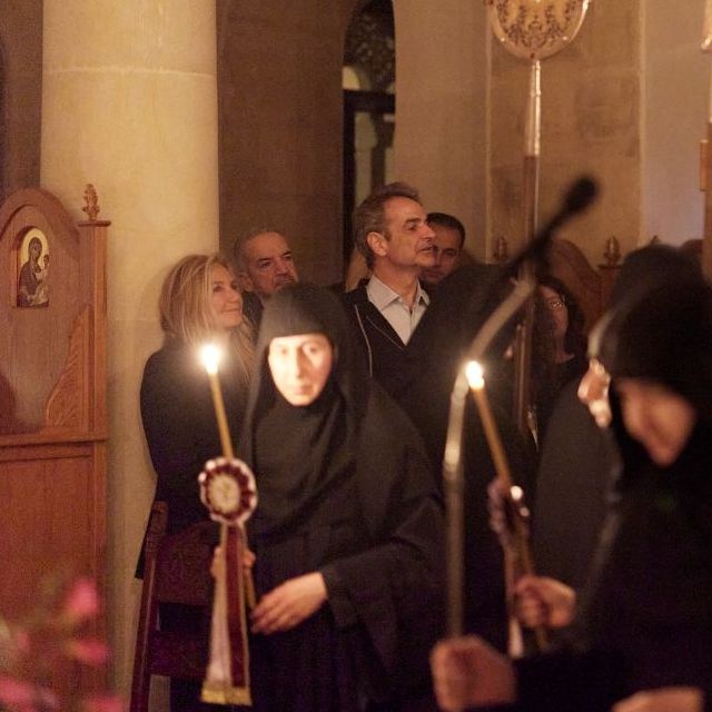 Στα Χανιά παρακολούθησε την Περιφορά του Επιταφίου ο πρωθυπουργός