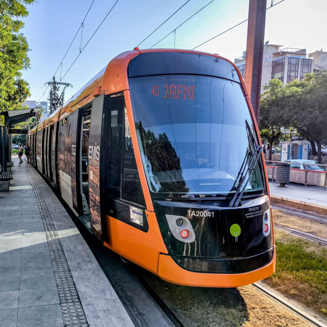 Βίντεο ντοκουμέντο: Η στιγμή που βανακι συγκρούεται με τραμ στο Καλαμάκι