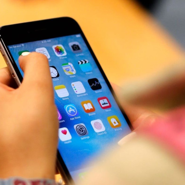 Έρευνα: Οι Ευρωπαίοι θέλουν απαγόρευση των social media για τους ανήλικους