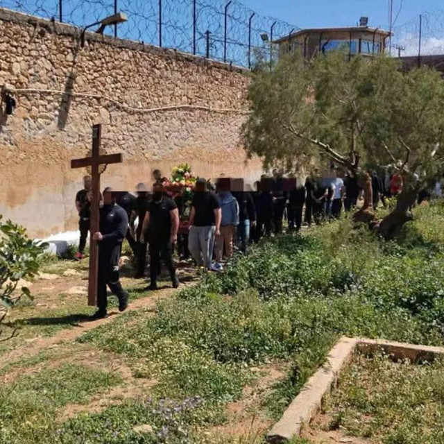 Συγκινεί η περιφορά του Eπιταφίου πίσω από τα κάγκελα των φυλακών της Ν. Αλικαρνασσού