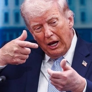 Απειλή Τραμπ: Εφοδιάζουμε τα πλοία με τα καλύτερα όπλα, χωρίς συμφωνία θα τα χρησιμοποιήσουμε