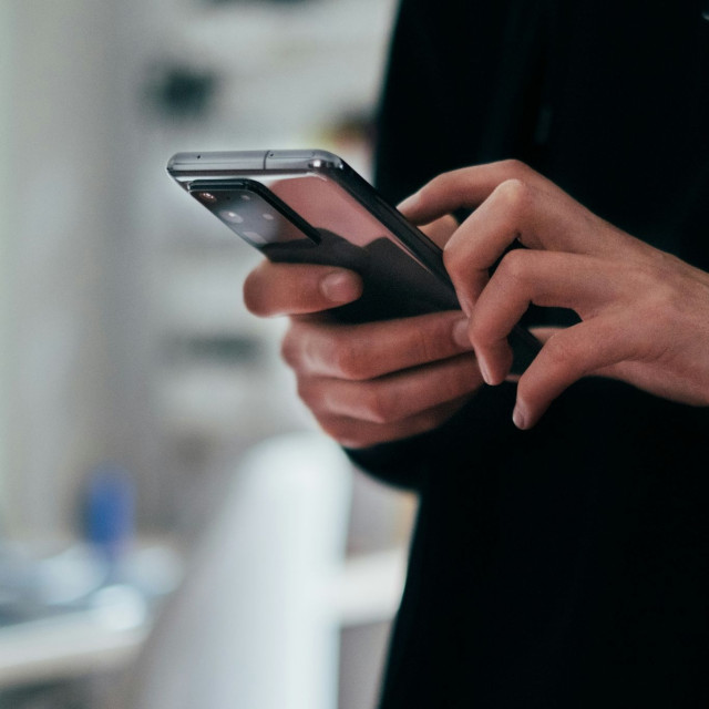 Politico: 8 στους 10 Ευρωπαίους δεν εμπιστεύονται αμερικανικές και κινεζικές εταιρείες