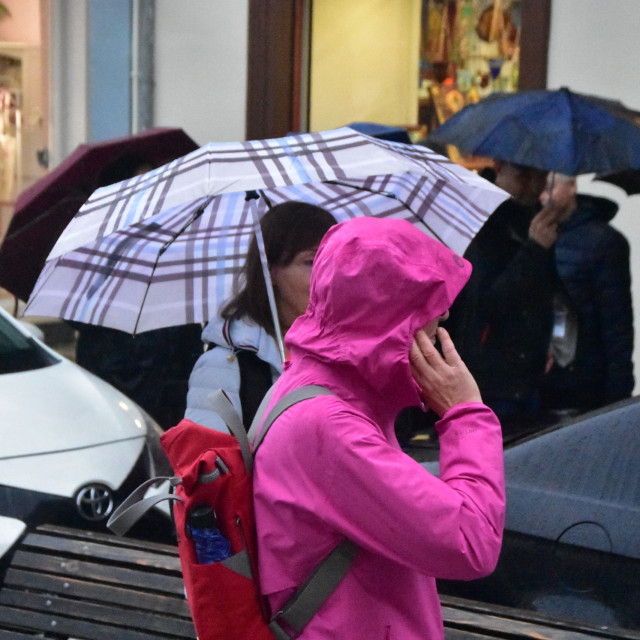 Καιρός: Μεγάλο Σάββατο με συννεφιά, βροχές και χιόνια στα ορεινά