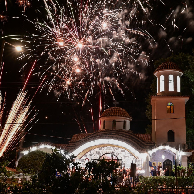 Χριστός Ανέστη: Το Φως μέσα μας, η Ελλάδα μπροστά μας - Αγαπάτε αλλήλους