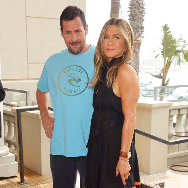 Ο τρυφερός λόγος για τα λουλούδια του Άνταμ Σάντλερ στη Τζένιφερ Άνιστον την Ημέρα της Μητέρας