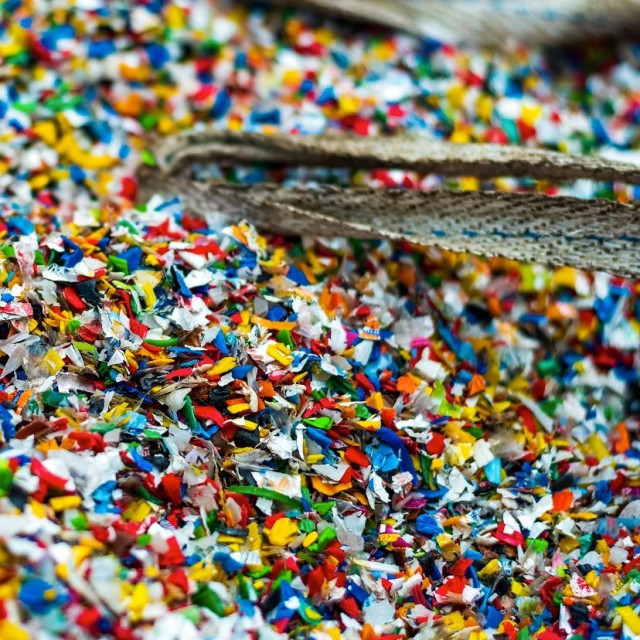 Μικροπλαστικά στον αέρα του σπιτιού μας: Πώς εκπέμπονται και πώς μπορούμε να τα αποφύγουμε