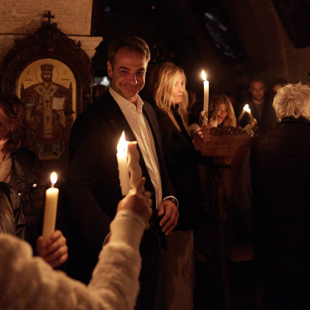 Ο πρωθυπουργός στα Χανιά για την Ανάσταση: Παρακολούθησε τη λειτουργία με τη σύζυγό του