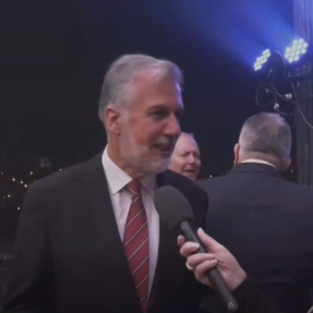 Ο δήμαρχος Κέρκυρας τα έβαλε με δημοσιογράφο στην Ανάσταση: «Υπάρχει δήμαρχος για το κανάλι σας;»