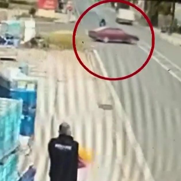 Τροχαίο στη Λούτσα: ΙΧ μπήκε κάθετα στον δρόμο - Έπεσε πάνω του μηχανή