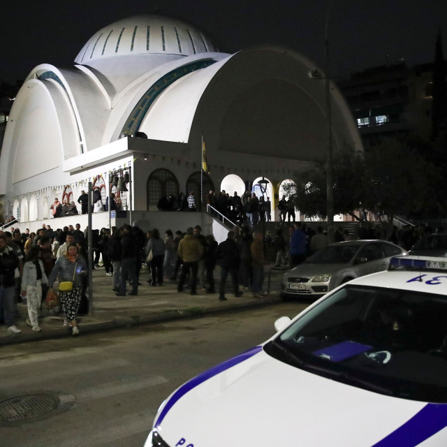 Νέος Κόσμος: Ανάσταση με ΜΑΤ και όχι με μολότοφ - Τρεις συλλήψεις για το «έθιμο»