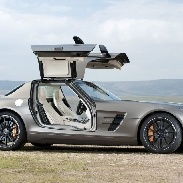 Mercedes: Νέα πατέντα με «ανοιγόμενη» οροφή για πιο εύκολη είσοδο