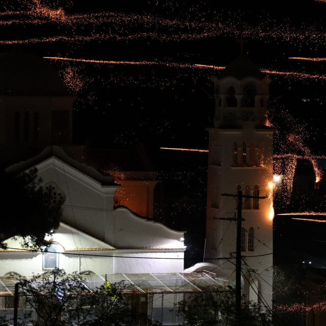 Ρουκετοπόλεμος στο Βροντάδο Χίου: Τηρήθηκε το πατροπαράδοτο έθιμο με τον «πόλεμο» των δύο ενοριών