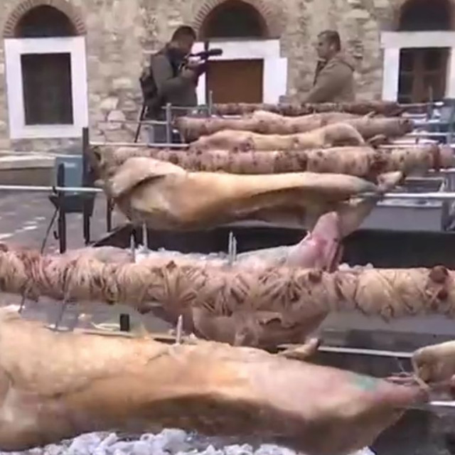 Οι καταστηματάρχες στο Μοναστηράκι έστησαν 150 σούβλες