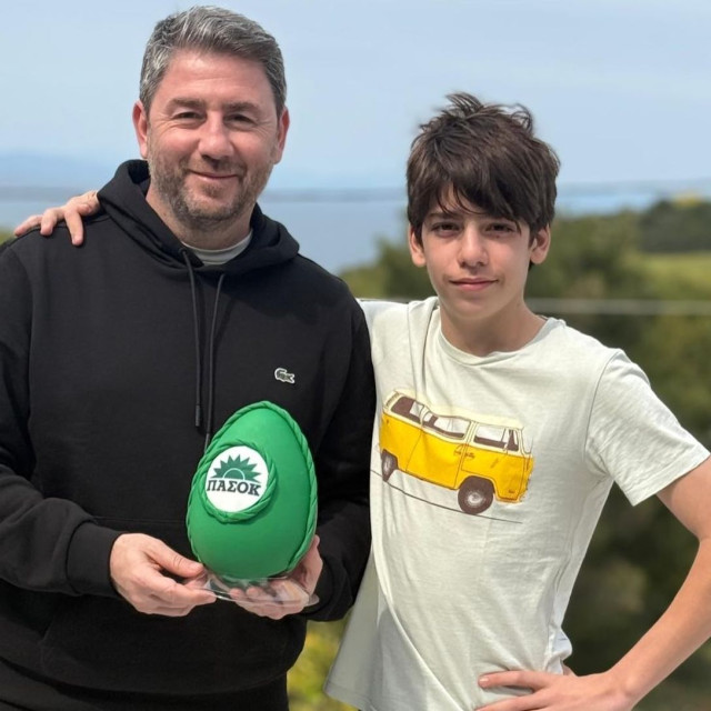 Η τρυφερή ανάρτηση Ανδρουλάκη με τον γιο του, οι ευχές και το καταπράσινο πασχαλινό αυγό