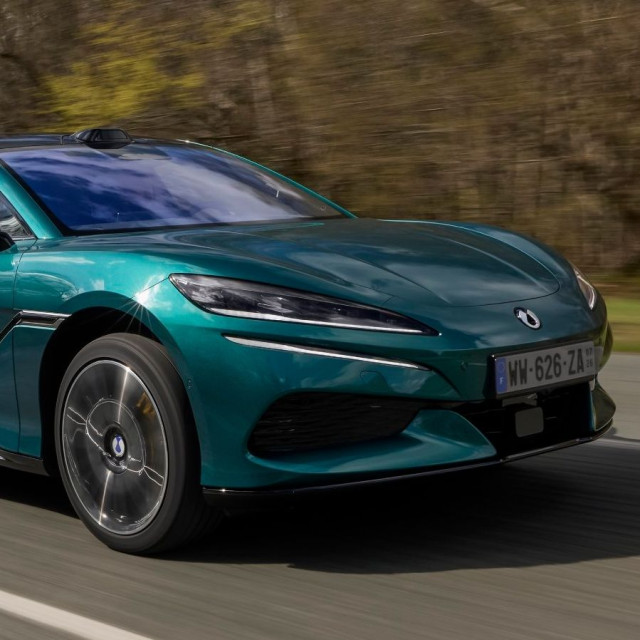 Η Denza, η premium μάρκα της BYD στην Ευρώπη με τα Z9GT και D9