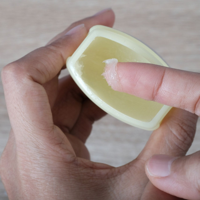 Βαζελίνη: Οφέλη υγείας, χρήσεις - Τι θέλουν να γνωρίζετε οι δερματολόγοι