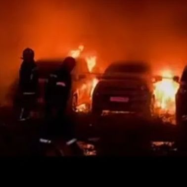 Ηράκλειο: Μεγάλη φωτιά σε χώρο στάθμευσης ενοικιαζόμενων αυτοκινήτων - Βίντεο