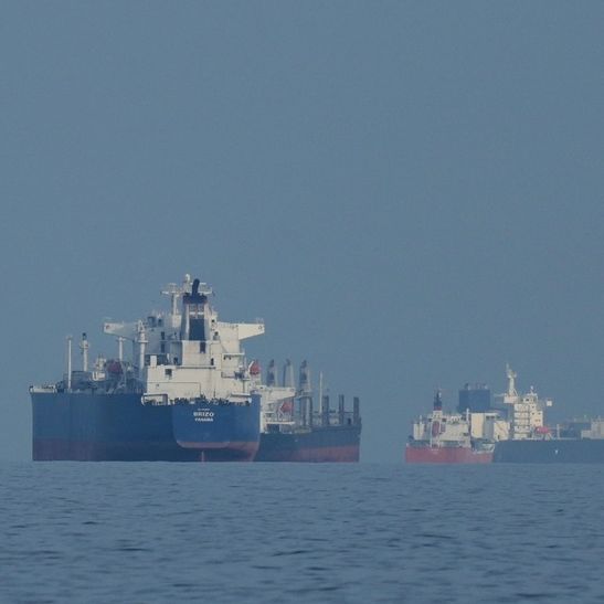 Πετρέλαιο: Ξανά πάνω από τα 100 δολάρια το βαρέλι μετά το «μπλόκο» Τραμπ στα Στενά του Ορμούζ