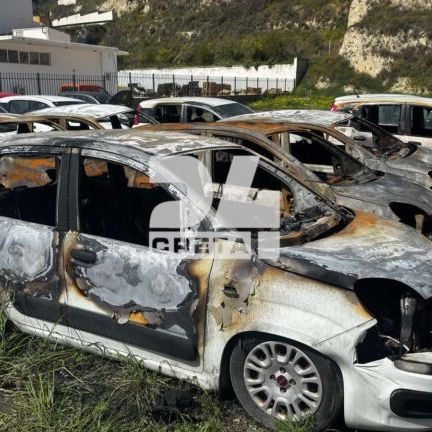 Φωτιά στο Ηράκλειο: Εικόνες καταστροφής στο χώρο με τα ενοικιαζόμενα οχήματα - Κάηκαν σχεδόν τα μισά