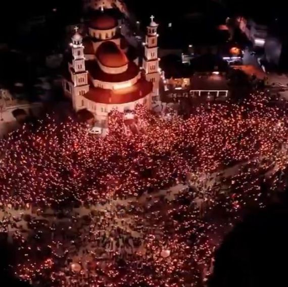 Ανάσταση στην Κορυτσά: Πλήθος κόσμου στη Μητρόπολη - Εικόνες από drone