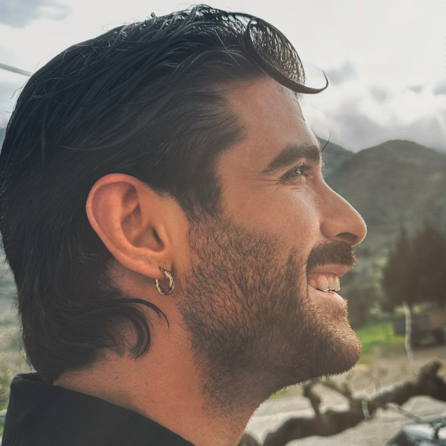 Άρης Μουγκοπέτρος: «Καμιά νύχτα δεν άντεξε μπροστά σε μια Ανάσταση» - Η ανάρτηση του μουσικού