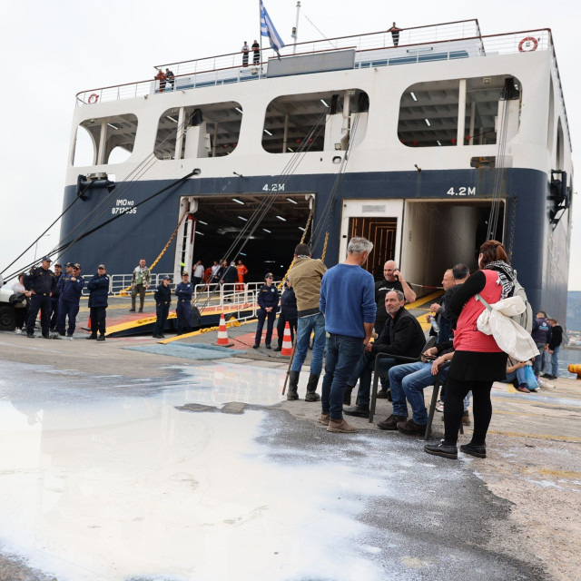 Μυτιλήνη: Κατάληψη του καταπέλτη του πλοίου ΝΗΣΟΣ ΣΑΜΟΣ από ομάδες κτηνοτρόφων