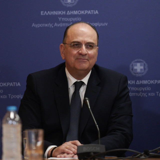 Ο Μακάριος Λαζαρίδης έδειξε το πτυχίο του: Δεν θα απολογηθώ για επιλογές που έκανα πριν 40 χρόνια