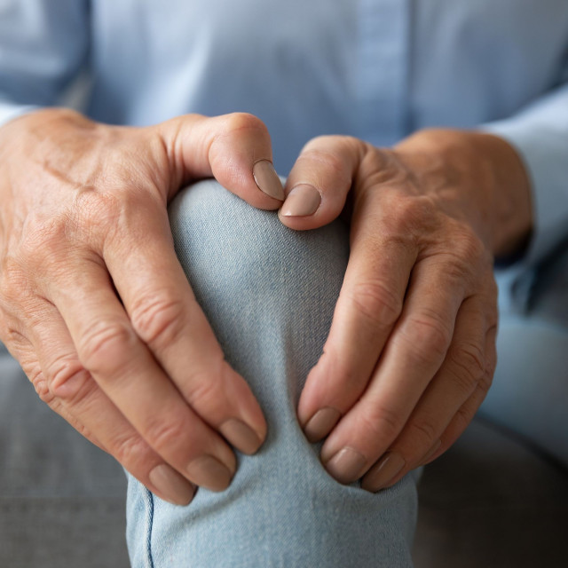 Ανακούφιση από την οστεοαρθρίτιδα: Πρακτικές συμβουλές αυτοφροντίδας που πραγματικά βοηθούν