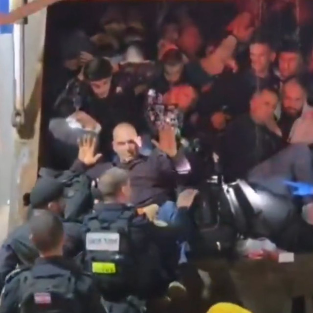 Ισραήλ: Εντοπίστηκαν δεκάδες Παλαιστίνιοι μέσα σε απορριμματοφόρο - Συλλήψεις στο πέρασμα Σομρόν