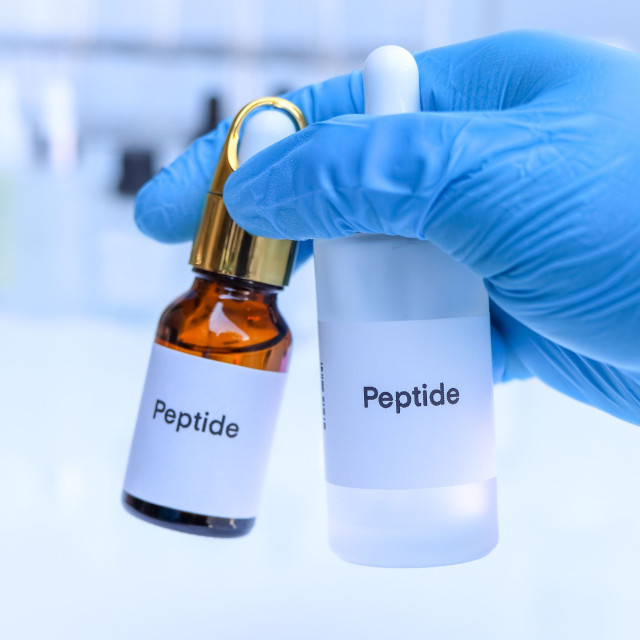 Τι είναι οι θεραπείες με πεπτίδια: Οφέλη, κίνδυνοι και τι λέει στην πραγματικότητα ο FDA