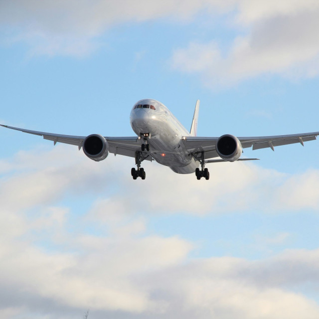 Ισλανδία: Πιλότος ήθελε να γιορτάσει τη συνταξιοδότησή του και πέταξε «ξυστά» πάνω από χωριό