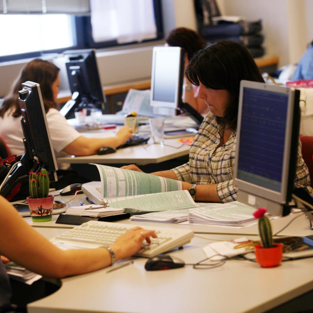 Φορολογικές δηλώσεις: Τι να προσέξετε για την αυτόματη υποβολή - Πώς θα πάρετε έκπτωση 4%