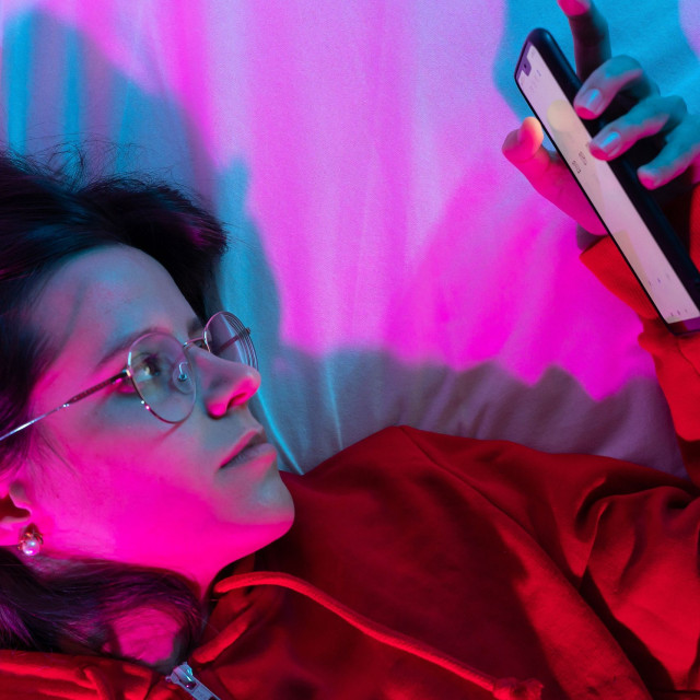 Γιατί κολλάτε με τις ώρες στο scrolling — Πώς να κόψετε την κακή συνήθεια