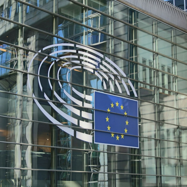 ΕΕ: Προτείνει επιχορηγήσεις, δάνεια, φοροελαφρύνσεις για αντιμετώπιση των επιπτώσεων του πολέμου