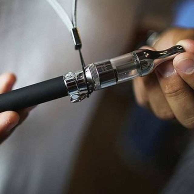 Βόλος: Προκάλεσε ζημιά χιλιάδων ευρώ για να κλέψει τρία ηλεκτρονικά τσιγάρα