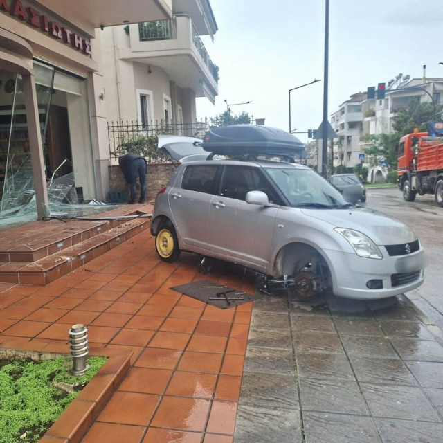 Αγρίνιο: Αυτοκίνητο «καρφώθηκε» σε φούρνο και κατέρρευσε η τζαμαρία