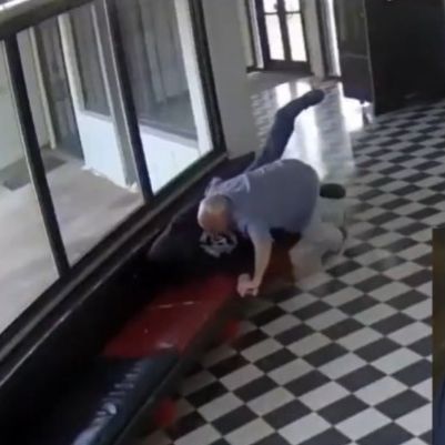 Η στιγμή που διευθυντής σχολείου προσπαθεί να αφοπλίσει πρώην μαθητή του και δέχεται πυροβολισμό