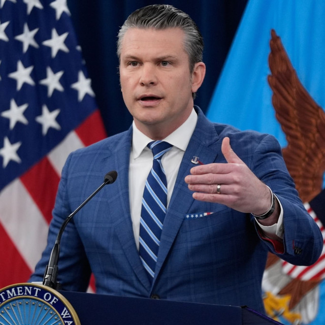 Χέγκσεθ: Τραυματισμένος αλλά ζωντανός ο Χαμενεΐ, στόχος των ΗΠΑ όποια πλοία βοηθούν το Ιράν