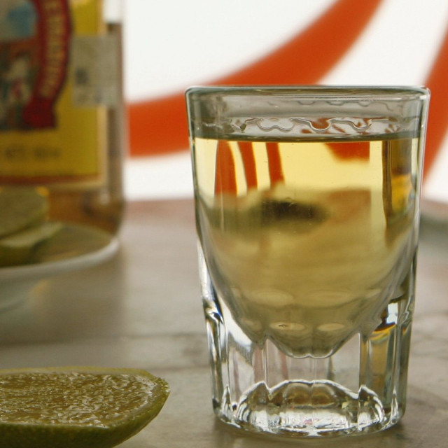 Γυναίκα τραυματίστηκε αφού της σέρβιραν 14 σφηνάκια σε πλοίο - Κέρδισε αποζημίωση 300.000 δολαρίων