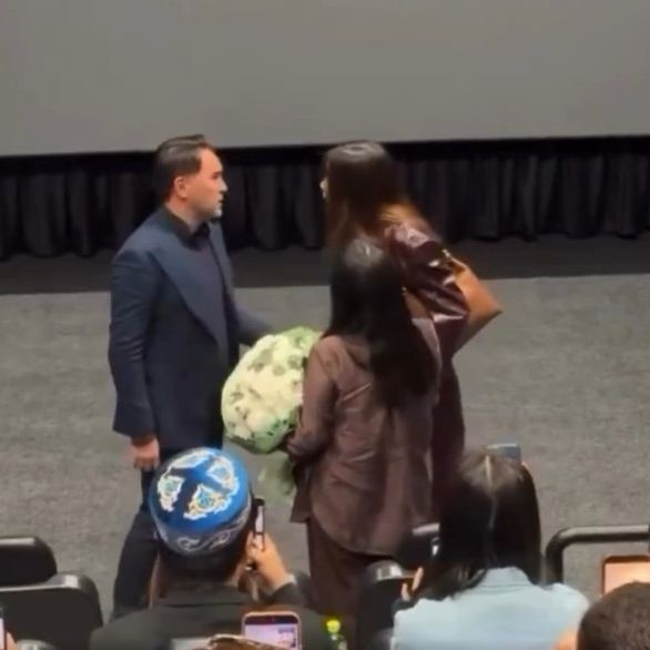 Viral στιγμή: Τσάκωσε τον σύζυγό της με την ερωμένη στο σινεμά - Την «πλήρωσαν» τα λουλούδια