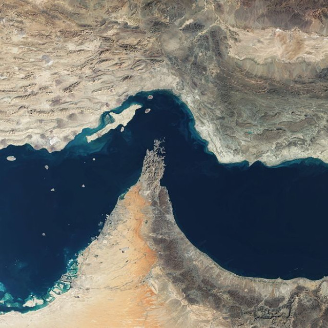 Πώς «εξαφανίζονται» στη θάλασσα ρωσικά και ιρανικά πλοία για να αποφύγουν κυρώσεις και αποκλεισμούς