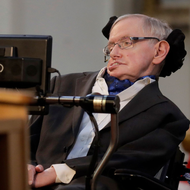 Στίβεν Χόκινγκ: «Οι ήσυχοι και σιωπηλοί άνθρωποι έχουν το πιο δυνατό και εκφραστικό μυαλό»