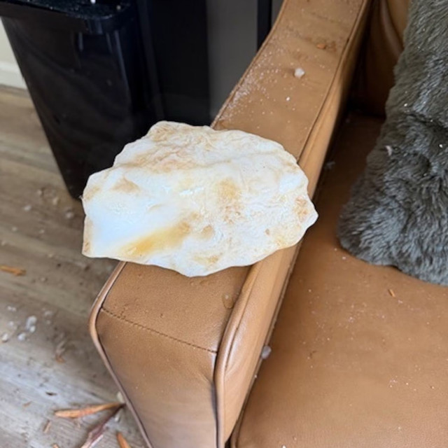 Πανικός στην Καλιφόρνια: Μεγάλο κομμάτι πάγου έπεσε σε σπίτι και προσγειώθηκε στον καναπέ