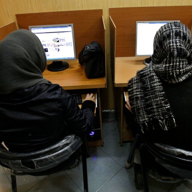 «Χαλαρώνει» το Ιράν το επικοινωνιακό σκοτάδι - Εν μέρει επαναφορά διαδικτύου και διεθνών κλήσεων