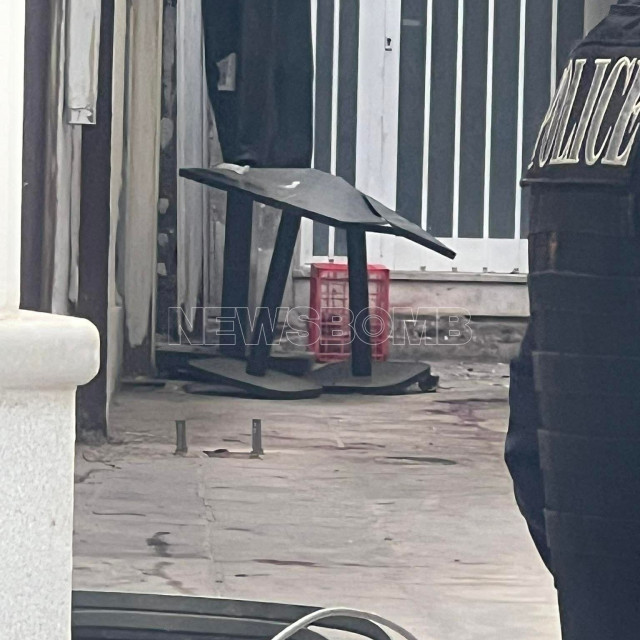 Θρίλερ στο κέντρο της Αθήνας με νεκρή γυναίκα σε ακάλυπτο: Εικόνες από το σημείο της πτώσης