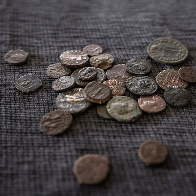 Ανακαλύφθηκαν ράβδοι και χρυσά νομίσματα σε χωράφι – Τι γνωρίζουμε για την προέλευσή τους