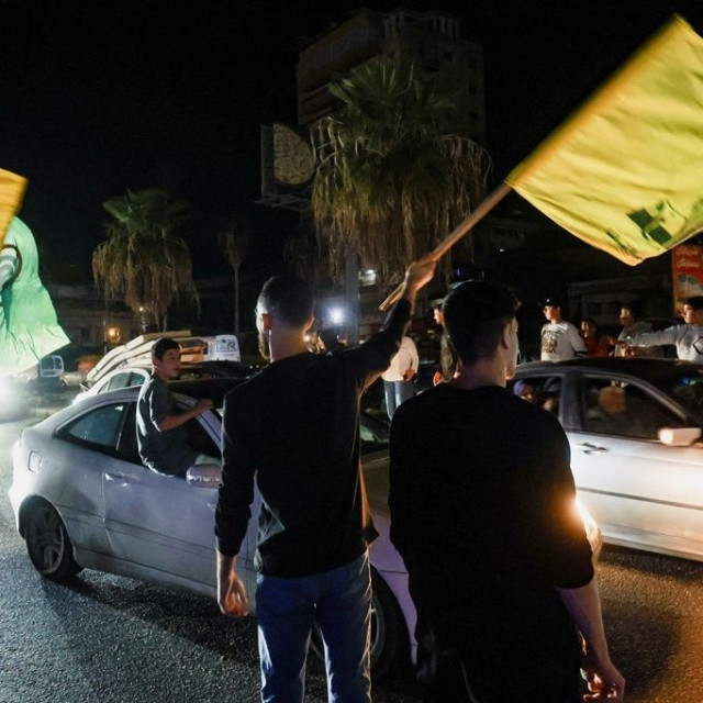 Ολονύχτιοι πανηγυρισμοί με πυροτεχνήματα και πυροβολισμούς στη Βηρυτό για την έναρξη της εκεχειρίας